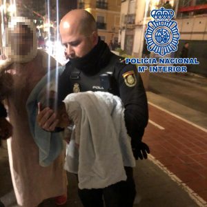 Policías de Valencia salvan la vida de un bebé en parada cardiorespiratoria